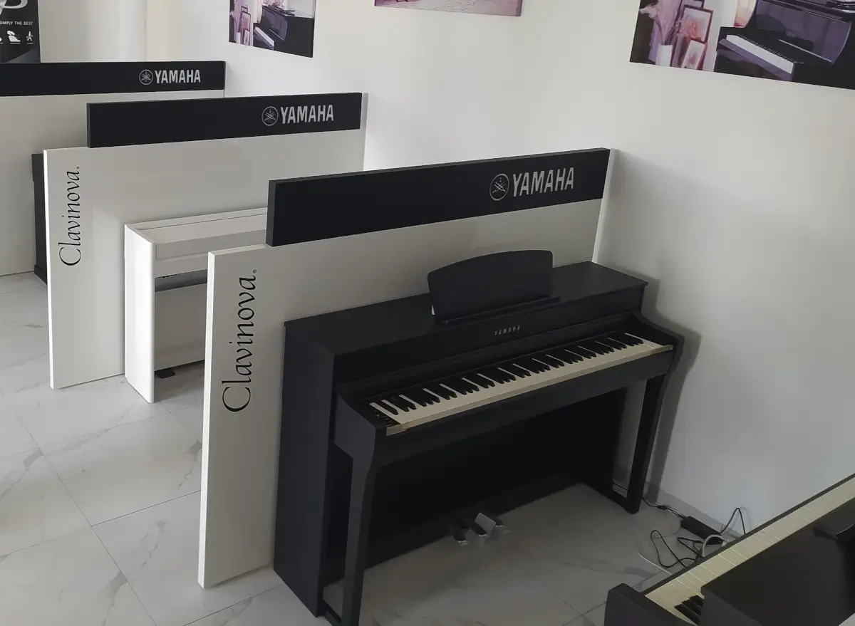 Ekspozycja pianin elektrycznych Yamaha Clavinova w salonie Music Audio w Białej Podlaskiej