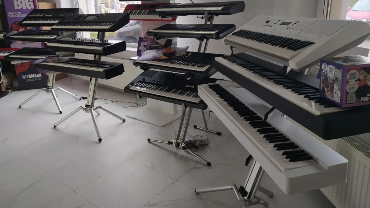 Ekspozycja pianin elektrycznych w salonie Music Audio