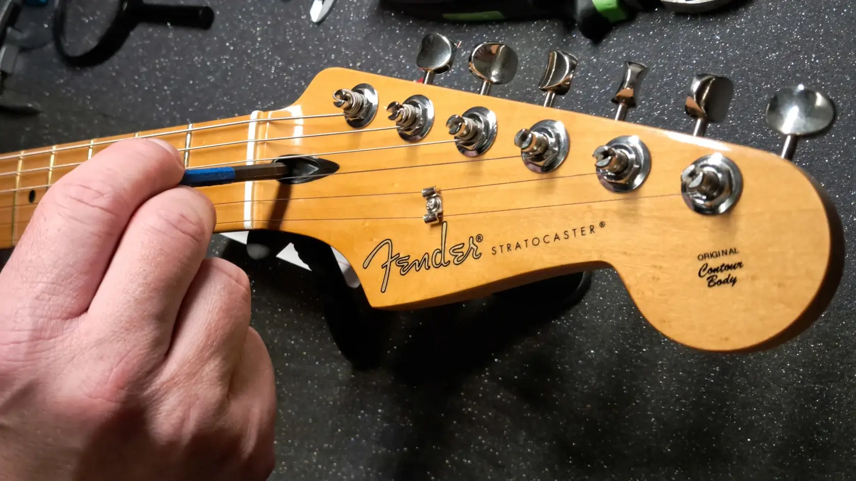 Regulacja pręta napinającego w gryfie gitary elektrycznej Fender Stratocaster w serwisie MusicAudio